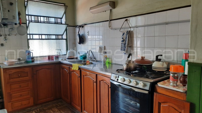 NUEVO PRECIO: VENDO IMPORTANTE CASA ANTIGUA CON FONDO CON VERDE - en pleno Centro, zona Plaza Saenz Peña