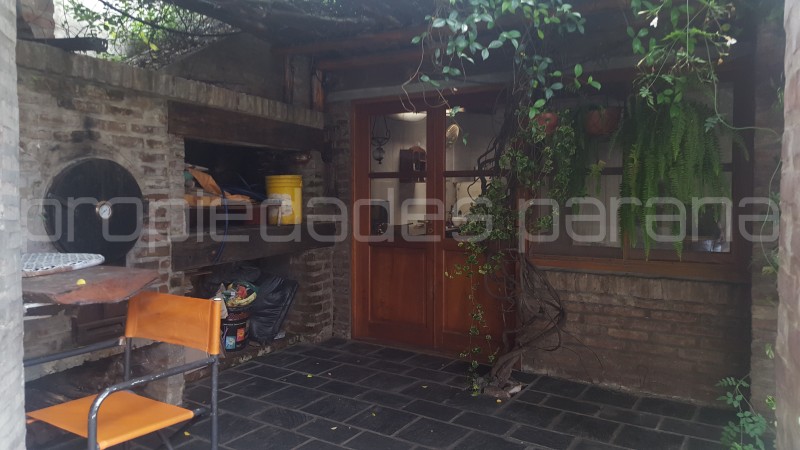 VENDO HERMOSA CASA DE 3 DORMITORIOS, COCHERA PASANTE Y GRAN QUINCHO - zona Colegio Don Bosco