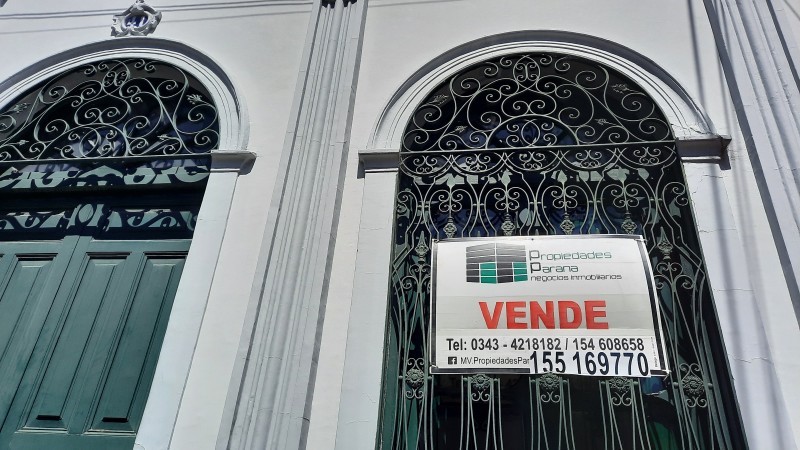 NUEVO PRECIO: VENDO IMPORTANTE CASA ANTIGUA CON FONDO CON VERDE - en pleno Centro, zona Plaza Saenz Peña