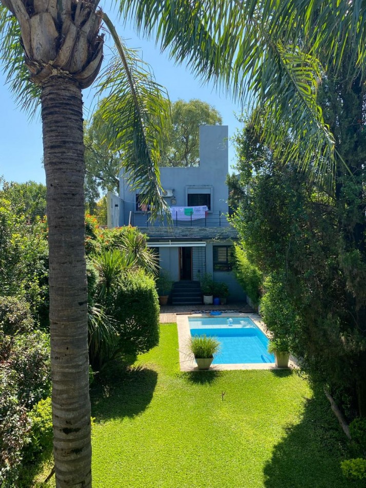 VENDO HERMOSA CASA, CON 2 COCHERAS, QUINCHO, FONDO CON VERDE Y PILETA
