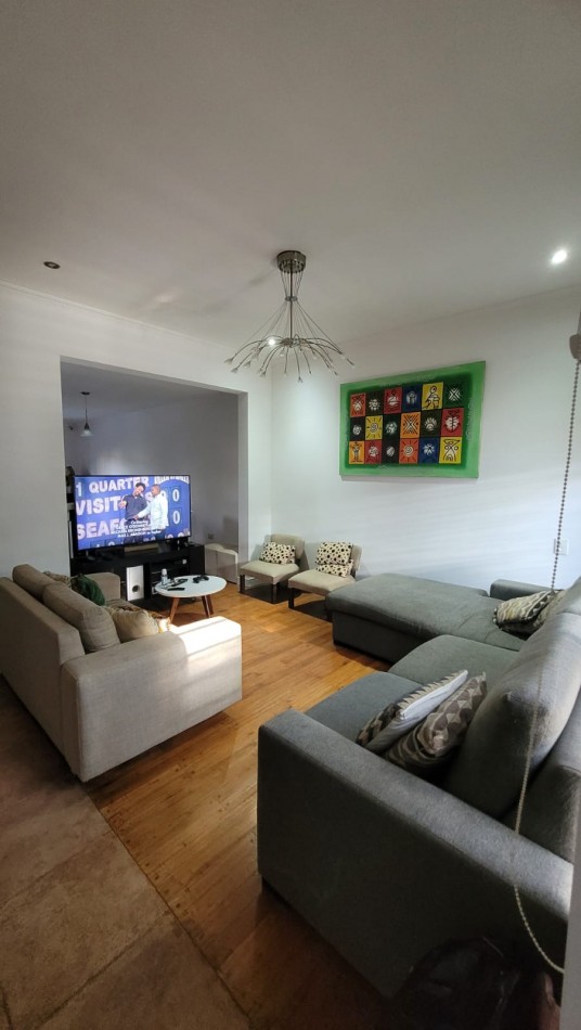 VENDO HERMOSA CASA, CON 2 COCHERAS, QUINCHO, FONDO CON VERDE Y PILETA