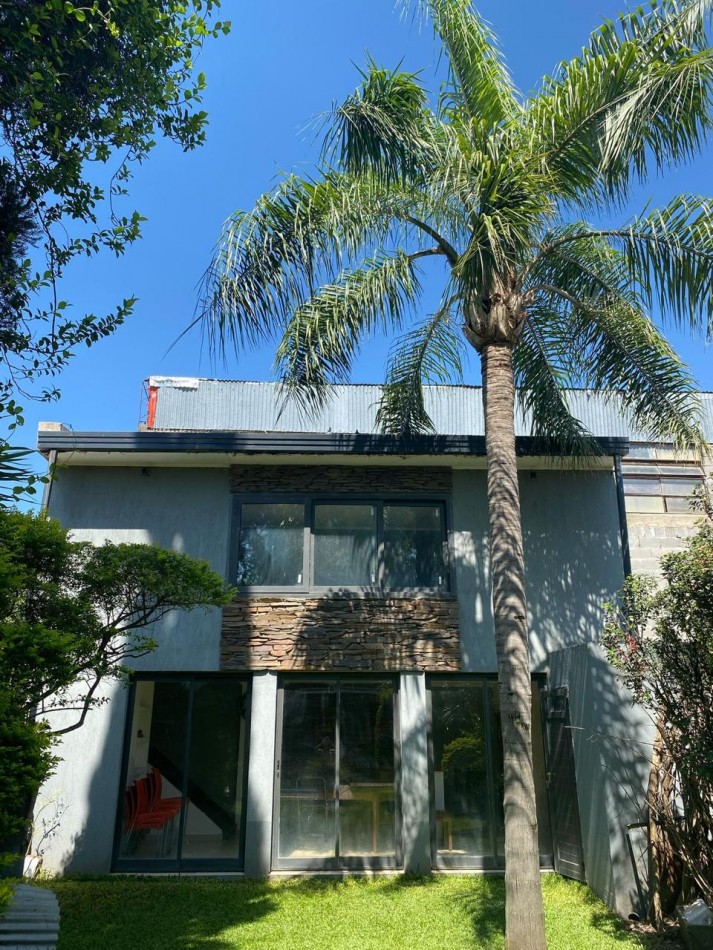 VENDO HERMOSA CASA, CON 2 COCHERAS, QUINCHO, FONDO CON VERDE Y PILETA