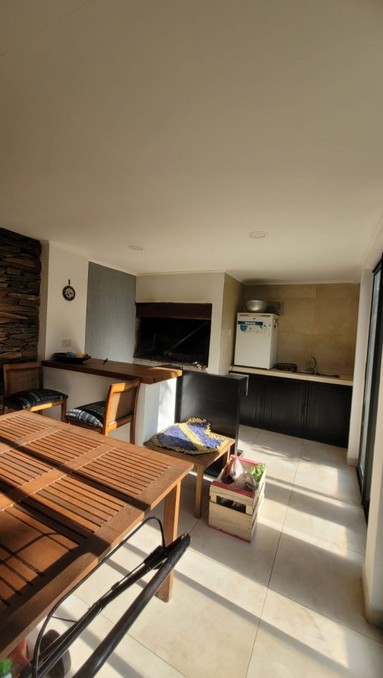 VENDO HERMOSA CASA, CON 2 COCHERAS, QUINCHO, FONDO CON VERDE Y PILETA