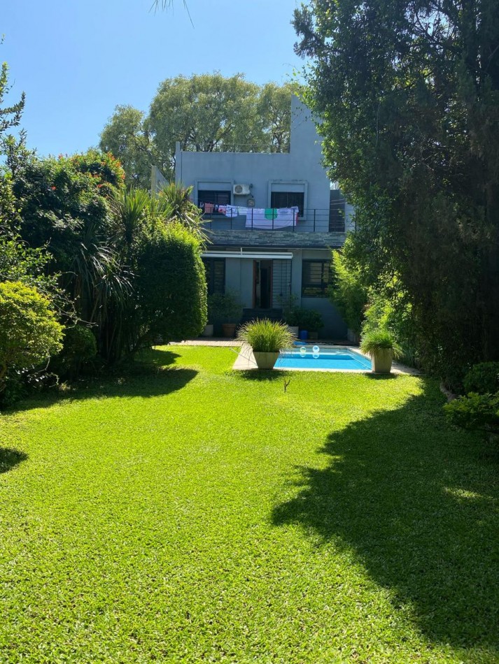 VENDO HERMOSA CASA, CON 2 COCHERAS, QUINCHO, FONDO CON VERDE Y PILETA